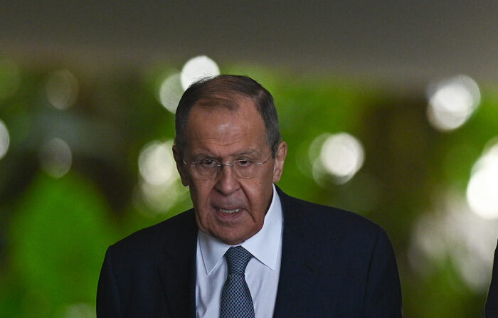 O ministro das Relações Exteriores da Rússia, Sergei Lavrov, chega hoje (17/04) para um encontro com o ministro das Relações Exteriores do Brasil, Mauro Vieira, no Palácio do Itamaraty, em Brasília (EFE/André Borges)