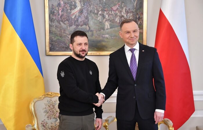 O presidente polonês Andrzej Duda e o presidente ucraniano Volodymyr Zelensky (E) durante uma reunião individual no Palácio Presidencial em Varsóvia, Polônia, 05 de abril de 2023 (EFE/EPA/Radek Pietruszka POLAND OUT)