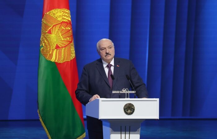 Uma fotografia disponibilizada pelo serviço de imprensa do Presidente da Bielorrússia mostra o Presidente bielorrusso Alexander Lukashenko entregando a sua mensagem ao povo bielorrusso e à Assembleia Nacional em Minsk, Bielorrússia, 31 de março de 2023 (EFE/ SERVIÇO DE IMPRENSA DO PRESIDENTE DA EPA/BELARÚSSIA/DIVULGAÇÃO)