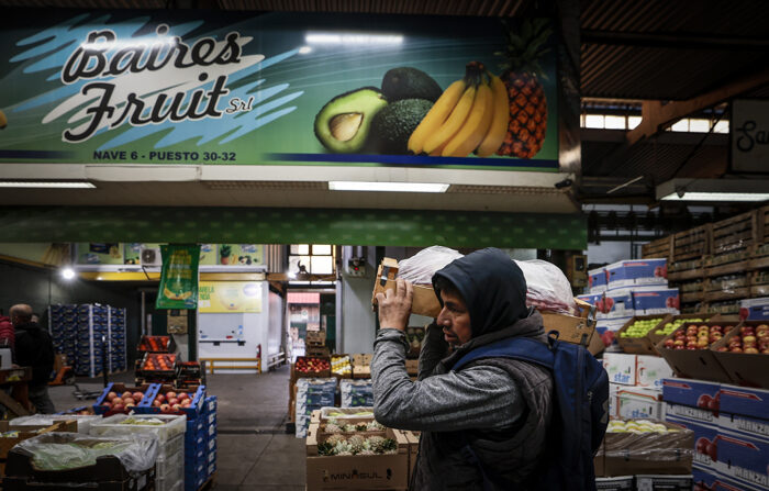 Um homem faz compras no Mercado Central de Frutas e Verduras, em 13 de abril de 2023, na cidade de Tápiales, em Buenos Aires (Argentina). Os preços ao consumidor na Argentina tiveram um aumento ano-a-ano de 104,3%  (EFE/Juan Ignacio Roncoroni)