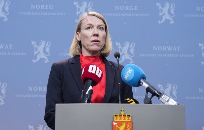  A Ministra das Relações Exteriores da Noruega, Anniken Huitfeldt, dá uma entrevista coletiva no Ministério das Relações Exteriores em Oslo, Noruega, em 13 de abril de 2023. A Ministra das Relações Exteriores informou que 15 oficiais da inteligência russa foram declarados indesejados na Noruega (EFE/EPA/JAVAD PARSA NORUEGA OUT)