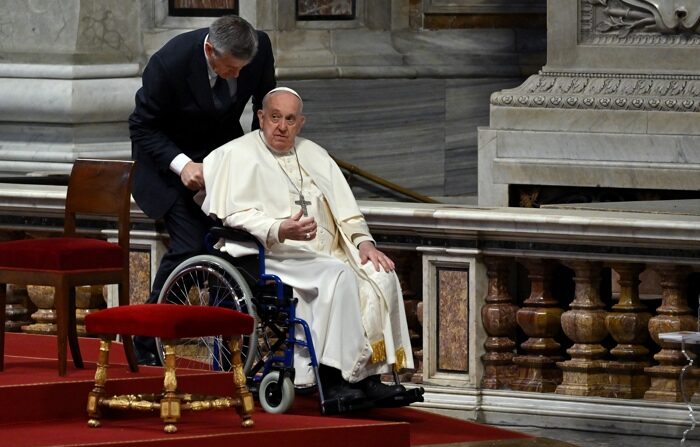 Papa Francisco durante a missa dominical no Vaticano. (EFE/EPA/ETTORE FERRARI)