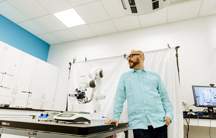 Foto cedida por Liz Beddall mostrando o cientista mexicano Alán Aspuru-Guzik posando ao lado de um robô como os que farão parte dos laboratórios de robótica controlados por inteligência artificial que estão sendo desenvolvidos pela Universidade de Toronto (Canadá) (EFE/Liz Beddall)