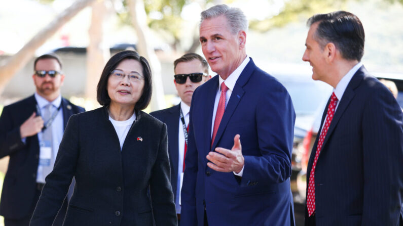 O deputado Mike McCaul (Republicano-Texas) fala sobre a China durante uma coletiva de imprensa no Centro de Visitantes do Capitólio dos EUA em Washington em 20 de outubro de 2021 (Chip Somodevilla/Getty Images)
