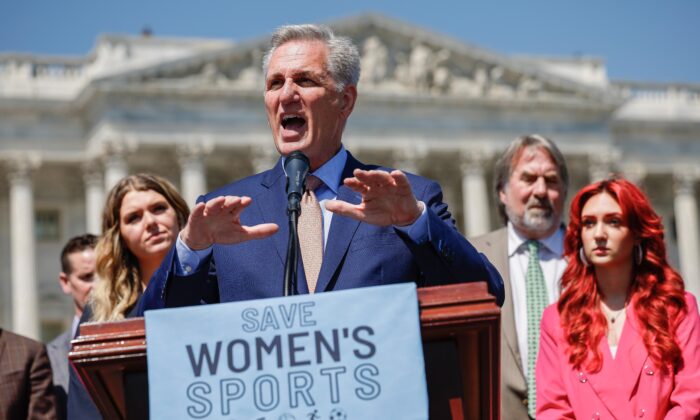 O presidente da Câmara, Kevin McCarthy (Republicanos -Califórnia), fala durante um evento para comemorar a aprovação da Lei de Proteção de Mulheres e Meninas no Esporte pela Câmara do lado de fora do Capitólio dos EUA em Washington em 20 de abril de 2023 (Chip Somodevilla/Getty Images)
