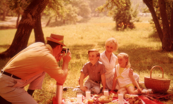 Um pai captura a felicidade de sua família durante um piquenique, por volta de 1960. (FPG/Hulton Archive/Getty Images)