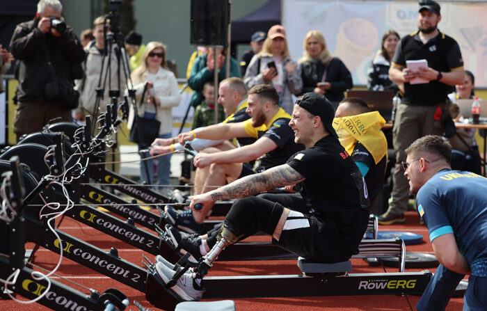 Mais de 220 veteranos e soldados do exército ucraniano que sofreram ferimentos graves em combate participam em Lviv no início dos Invictus Games do país, que visam selecionar 24 representantes para a competição internacional com o mesmo nome, a ser realizada no próximo mês de setembro em Düsseldorf (Alemanha) (EFE/Roman Baluk)