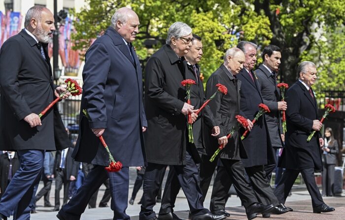 Nikol Pashinyan, Alexander Lukashenko, Kassym-Jomart Tokayev, Sadyr Japarov, Vladimir Putin, Emomali Rahmon, Serdar Berdimuhamedov e Shavkat Mirziyoyev durante a celebração do Victoria Day em Moscou (EFE/EPA/ALEXEY MAISHEV/SPUTNIK/KREMLIN POOL)