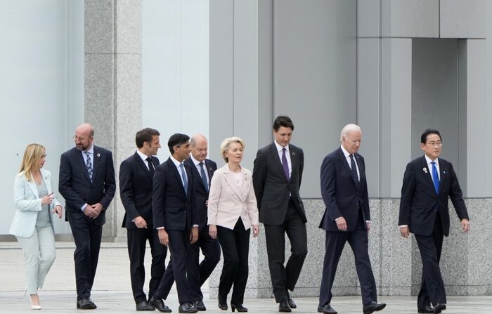A Presidente da Comissão Europeia (CE), Ursula von der Leyen, juntamente com os restantes líderes presentes na cimeira do G7 em Hiroshima (Japão) (EFE/EPA/FRANCK ROBICHON / POOL)