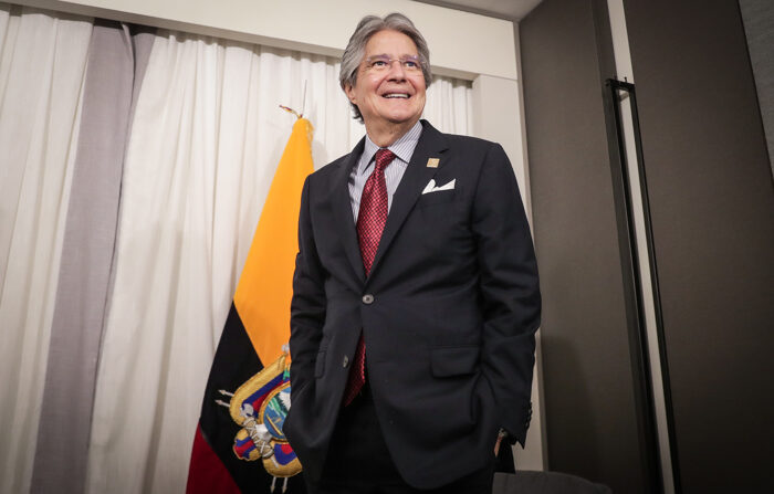 O presidente do Equador, Guillermo Lasso, fala em entrevista à EFE no hotel Golden Tulip em Brasília (EFE/André Coelho)