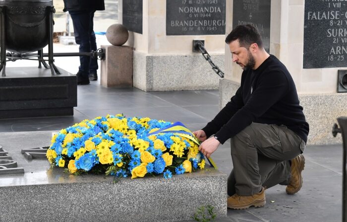 O presidente ucraniano Volodímir Zelenski deposita uma coroa de flores no túmulo do soldado desconhecido na praça Pilsudski, em Varsóvia (Polônia), em 5 de abril de 2023 (EFE/EPA/Radek Pietruszka POLÔNIA OUT)