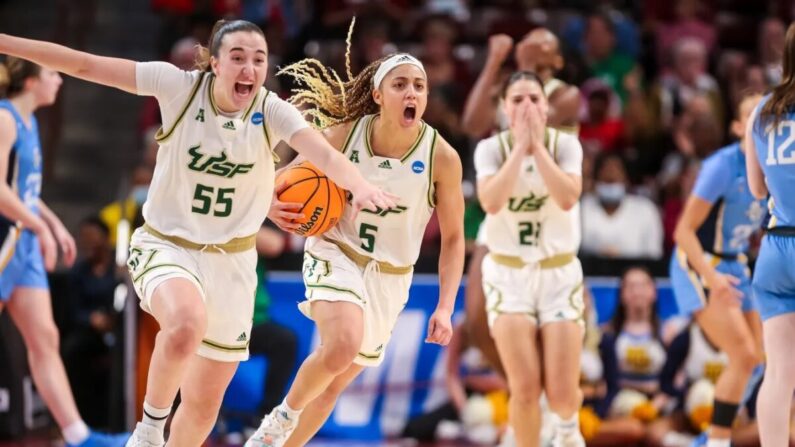 A armadora Carla Brito (55) e a armadora Elena Tsineke (5) do South Florida Bulls comemoram sua vitória sobre o Marquette Golden Eagles na primeira rodada do torneio de basquete feminino da Divisão 1 da NCAA de 2023 na Colonial Life Arena em Columbia, SC, em 17 de março , 2023. (Jeff Blake-USA TODAY Sports via Field Level Media)