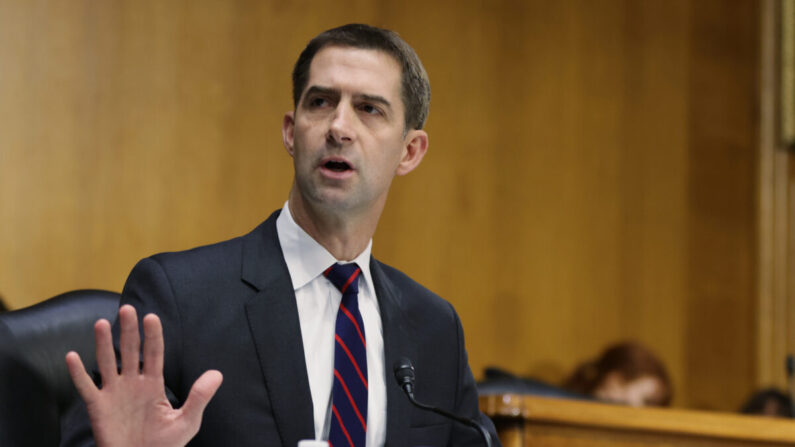 O senador Tom Cotton (R-Ark.) questiona o procurador-geral dos EUA Merrick Garland enquanto ele testemunha em uma audiência do Comitê Judiciário do Senado sobre a supervisão do Departamento de Justiça, em Washington, em 27 de outubro de 2021. (Tasos Katopodis-Pool/Getty Imagens)