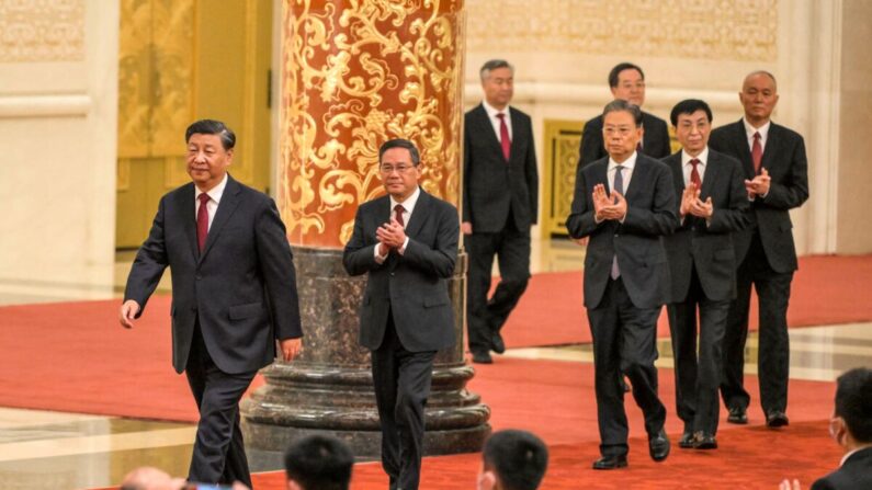 O líder chinês Xi Jinping (L) caminha com (2º da esquerda para a direita) Li Qiang, Li Xi, Zhao Leji, Ding Xuexiang, Wang Huning e Cai Qi, membros do novo Comitê Permanente do Politburo do Partido Comunista Chinês, o principal órgão de decisão da China , ao se encontrarem com a mídia no Grande Salão do Povo em Pequim em 23 de outubro de 2022. (Wang Zhao/AFP via Getty Images)
