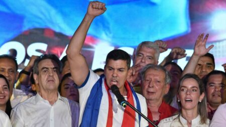 Santiago Peña vence eleições presidenciais no Paraguai e pede “unidade e consenso”