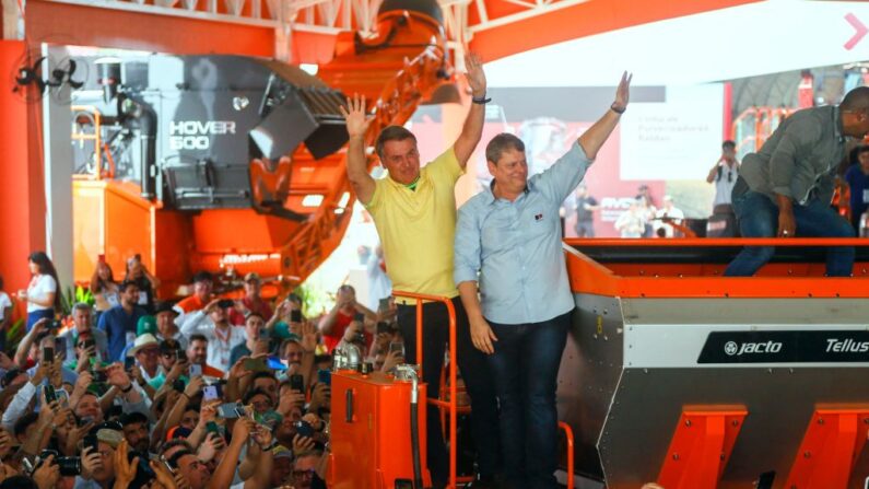 O ex-presidente brasileiro Jair Bolsonaro e o governador do estado de São Paulo Tarcisio de Freitas (R) acenam durante a feira Agrishow em Ribeirão Preto, São Paulo, Brasil, em 1º de maio de 2023 (Foto de MIGUEL SCHINCARIOL/AFP via Getty Images)