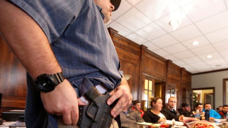 Damon Thueson mostra um coldre em uma aula de autorização de porte de arma realizada pelo "Treinamento de armas de fogo dos EUA" em Provo, Utah, em 19 de dezembro de 2015. (George Frey/Getty Images)