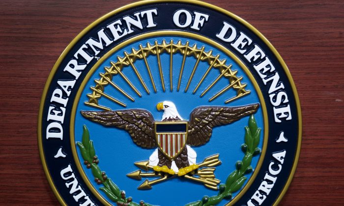 O selo do Departamento de Defesa dos EUA é visto no púlpito na sala de imprensa no Pentágono em Washington, DC, em 12 de dezembro de 2013. (Paul J. Richards/AFP/Getty Images)