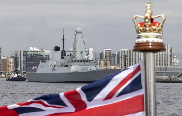 O HMS Diamond, contratorpedeiro de defesa aérea da Royal Navy do Reino Unido, chega nesta terça-feira a Londres para a coroação de Carlos III e Camila da Grã-Bretanha (EFE/Tolga Akmen)