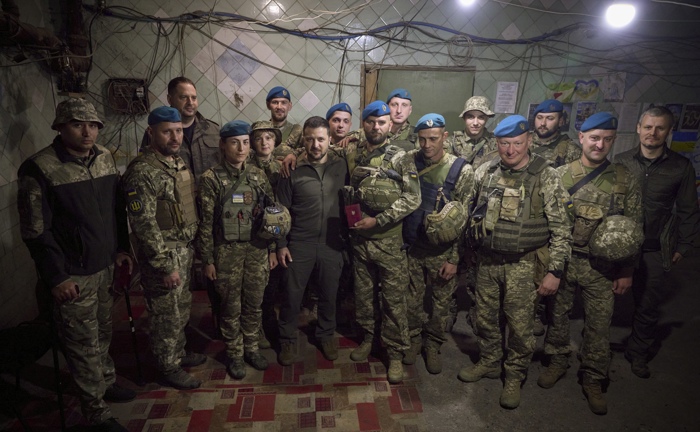 O presidente ucraniano Volodymyr Zelensky visita a frente de guerra na região de Donetsk. (FONTE DO SERVIÇO DE IMPRENSA PRESIDENCIAL DA EFE/EPA/UKRAINIAN)