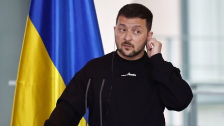 Zelensky faz discurso surpresa para alunos da Universidade Johns Hopkins, nos EUA