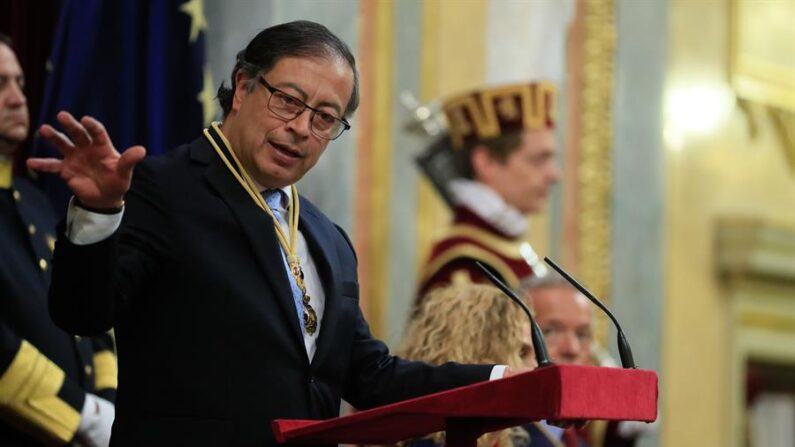 O Presidente da Colômbia, Gustavo Petro, intervém esta quarta-feira no Congresso dos Deputados no início da sua primeira visita de Estado a Espanha, cujo objetivo é estreitar as relações económicas e comerciais bilaterais, mas também discutir o processo promovido no país da América Latina para alcançar o que Petro chama de 'paz total'. (EFE/Fernando Alvarado/Pool)