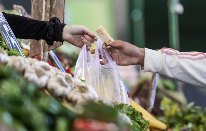 Uma pessoa faz compras no Mercado Central de Frutas e Verduras, na cidade de Tápiales, em Buenos Aires (Argentina), em fotografia de arquivo. (EFE/Juan Ignacio Roncoroni)