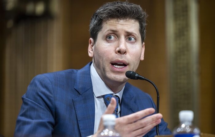 O diretor executivo e cofundador da Open AI, desenvolvedora do programa ChatGPT, Sam Altman, presta depoimento perante uma subcomissão do Senado dos Estados Unidos, em Washington, em 16 de maio de 2023 (EFE/EPA/Jim Lo Scalzo)