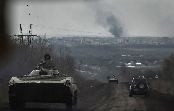 Imagem recente dos combates na cidade de Bajmut (EFE/EPA/OLEG PETRASYUK)
