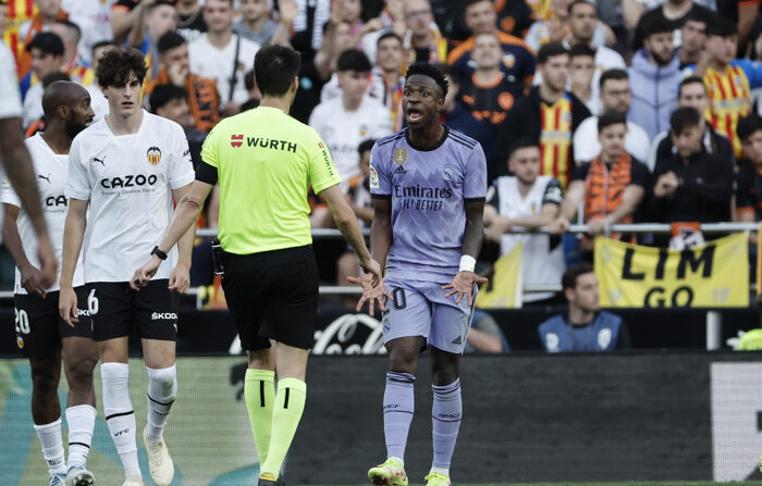 O atacante brasileiro Vinícius reclama com o árbitro Ricardo de Burgos Bengoechea durante a partida contra o Valencia no Mestalla (EFE/Biel Alino)