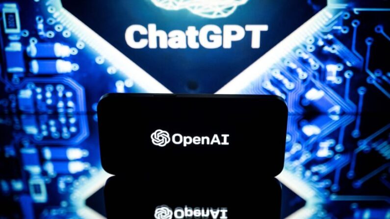 Telas exibindo os logotipos da OpenAI e ChatGPT, em Toulouse, sudoeste da França, em 23 de janeiro de 2023. (Lionel Bonaventure/AFP via Getty Images)