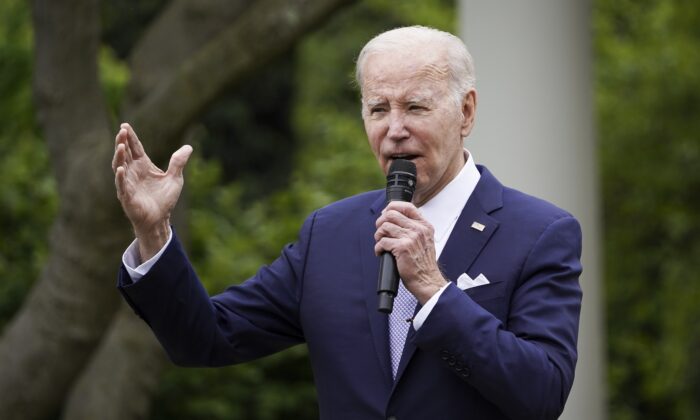 O presidente Joe Biden fala sobre "construir o boom das pequenas empresas" durante a Semana Nacional das Pequenas Empresas no Rose Garden da Casa Branca em Washington em 1º de maio de 2023. (Madalina Vasiliu/The Epoch Times)