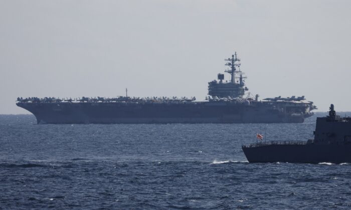 O USS Ronald Reagan, um super porta-aviões de propulsão nuclear da classe Nimitz, participa de uma revisão internacional da frota comemorando o 70º aniversário da fundação da Força de Autodefesa Marítima do Japão em Sagami Bay, Yokosuka, Japão, em 6 de novembro de 2022 (Issei Kato-Pool/Getty Images)