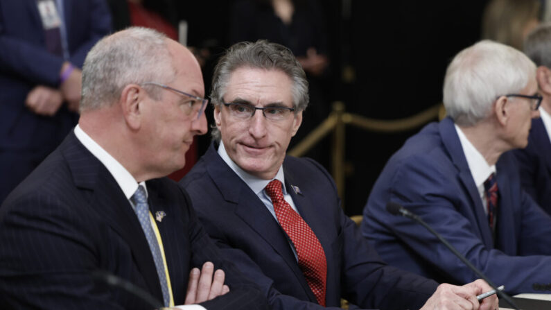 O governador da Louisiana, John Bel Edwards (esquerda), fala com o governador de Dakota do Norte, Doug Burgum, antes do início de uma reunião entre o presidente dos EUA, Joe Biden, e governadores de estados de todo o país, na Sala Leste da Casa Branca em Washington em 10 de fevereiro de 2023 (Anna Moneymaker/Getty Images)