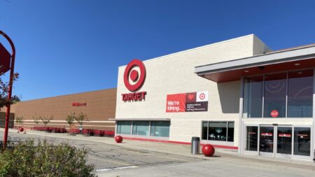 Target remove produtos LGBT infantis de todas as lojas após ameaças de boicote