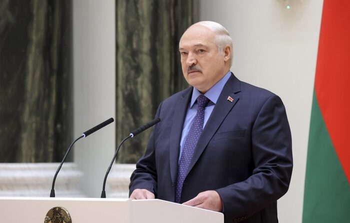 O Presidente da Bielorrússia, Alexander Lukashenko, durante o seu discurso perante os altos comandos das Forças Armadas numa cerimónia realizada em Minsk. (EFE/EPA/Serviço de Imprensa da Presidência da Bielorrússia)