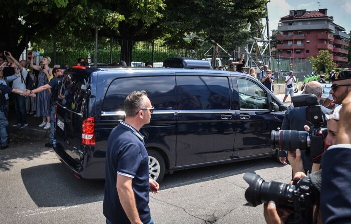 Um carro funerário com o caixão do falecido Silvio Berlusconi deixa o hospital San Raffaele em Milão, Itália, em 12 de junho de 2023, em direção a Villa San Martino in Arcore (EFE/EPA/MATTEO CORNER)