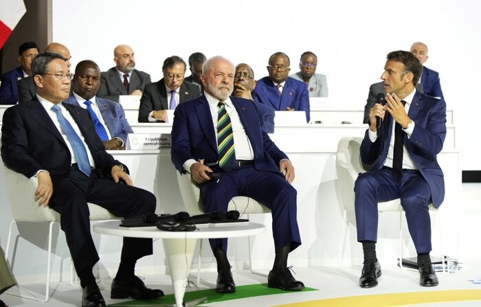 O presidente francês Emmanuel Macron (D) fala ao lado do presidente brasileiro Luiz Inácio Lula da Silva (C) e o primeiro-ministro da China, Li Qiang, durante a sessão de encerramento da Cúpula do Novo Pacto Financeiro Global, Paris, França, 23 de junho de 2023 (EFE/EPA/ Lewis Joly / POOL MAXPPP FORA)