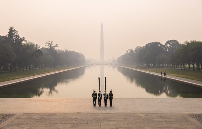 Membros do Corpo de Fuzileiros Navais treinam para um próximo desfile sob um céu carrega de fumaça devido aos incêndios florestais canadenses, perto do Lincoln Memorial, em Washington, em 8 de junho de 2023. (EFE/EPA/Jim Lo Scalzo)