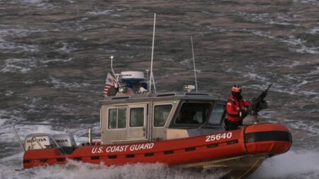 Submersível usado por turistas para ver os restos do Titanic desaparece nos EUA