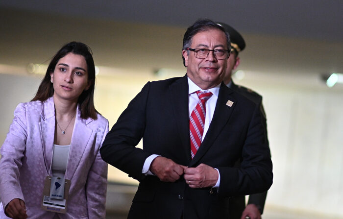 Fotografia de 30 de maio de 2023, mostrando o presidente da Colômbia, Gustavo Petro, junto com sua chefe de gabinete, Laura Sarabia, após o encontro com os presidentes da região durante a cúpula sul-americana, em Brasília (EFE / ARQUIVO Andre Borges)