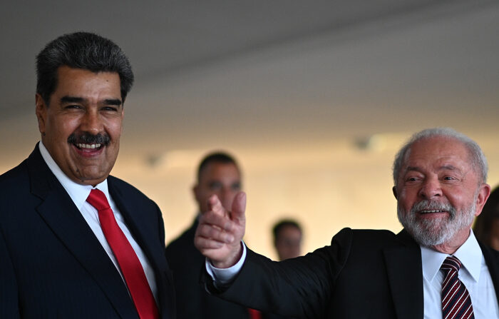 Foto de arquivo, tirada em 29 de maio, mostrando o presidente brasileiro Luiz Inácio Lula da Silva (d) recebendo o ditador venezuelano Nicolás Maduro no Palácio do Itamaraty em Brasília (EFE). /Andre Borges)