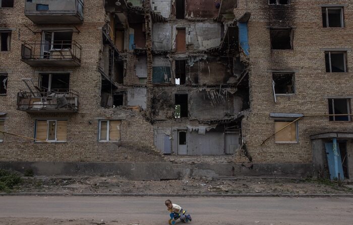 Uma criança brinca em frente a um prédio afetado por ataques russos em Kiev (Ucrânia), em uma fotografia de arquivo. (EFE/Roman Pilipey)