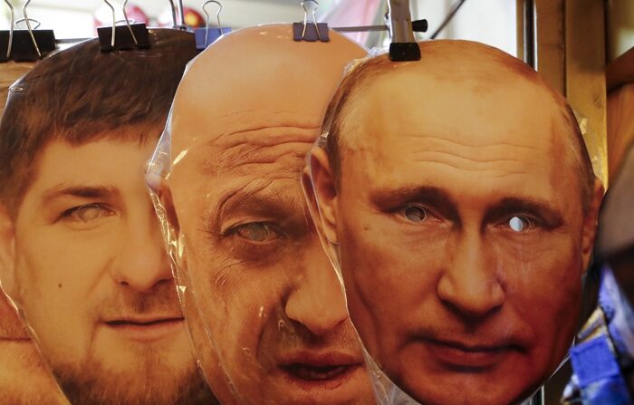 (Da esquerda para a direita) Máscaras representando o líder regional da República Chechena Ramzan Kadyrov, proprietário da PMC (Private Military Company) Wagner Yevgeny Prigozhin e o presidente russo Vladimir Putin são exibidos para venda em um mercado de souvenirs em São Petersburgo, Rússia, 26 de junho de 2023 (EFE/ EPA/ANATOLY MALTSEV)