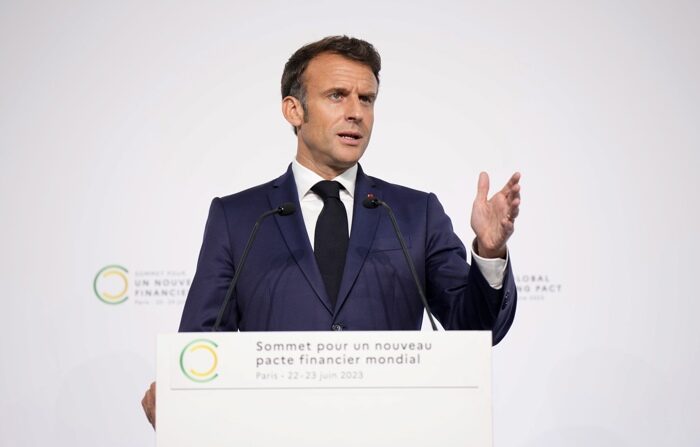 O presidente francês Emmanuel Macron fala durante uma coletiva de imprensa conjunta no final da Cúpula do Novo Pacto Financeiro Global, Paris, França, 23 de junho de 2023 (EFE/EPA/Lewis Joly / POOL MAXPPP OUT)