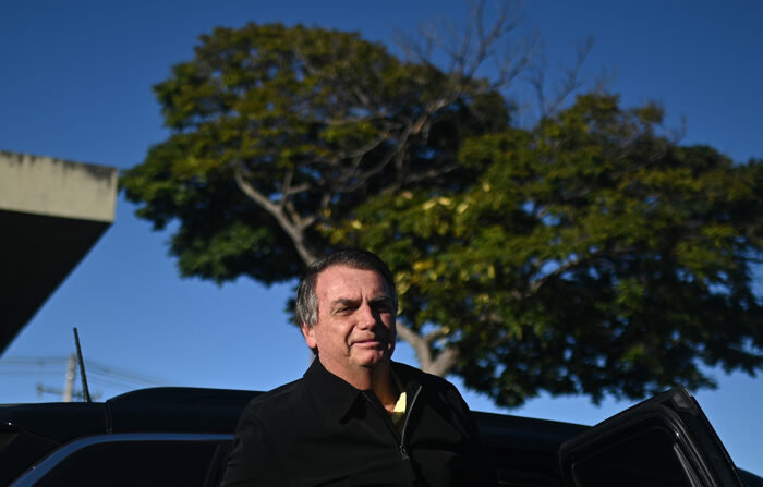 O ex-presidente do Brasil, Jair Bolsonaro, chega em 29 de junho de 2023 ao aeroporto de Brasília (EFE/André Borges)