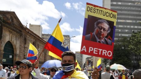 Milhares de colombianos repudiam reformas de Petro na “Marcha da Maioria”