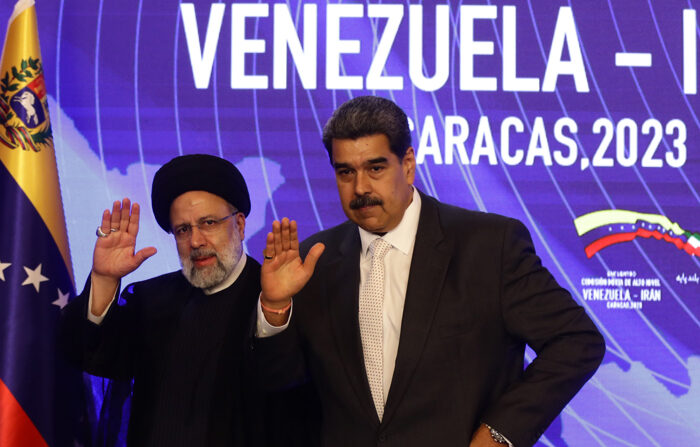 O ditador da Venezuela, Nicolás Maduro (de), de saída com o seu homólogo iraniano, Ebrahim Raisí, à chegada para um pronunciamento conjunto hoje, em Caracas (Venezuela) (EFE/Rayner Peña)