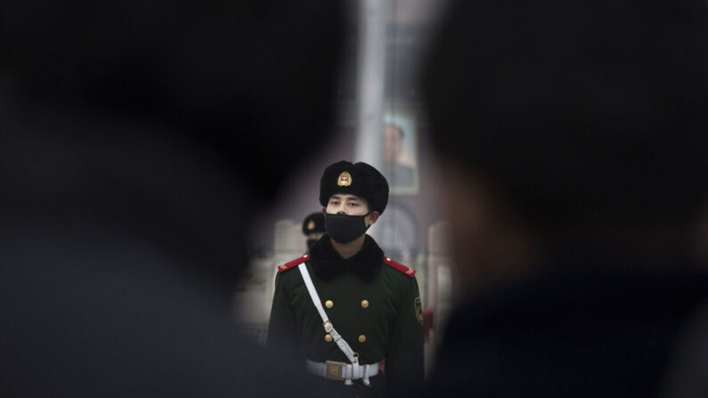 Um policial paramilitar chinês usa uma máscara para se proteger da poluição, enquanto marcha durante a poluição na Praça da Paz Celestial em Pequim em 9 de dezembro de 2015 (Kevin Frayer/Getty Images)