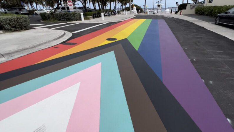 Líderes de Ft. Lauderdale revelou uma nova bandeira "Progress Pride" pintada em uma via pública perto de Ft. Lauderdale Beach, Flórida, em 10 de fevereiro de 2023. (Chris Nelson para o Epoch Times)